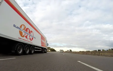 Camion de transport de marchandises sur la route